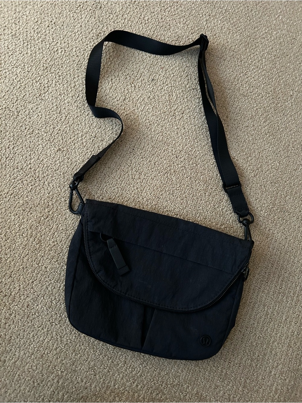 Lululemon Black Crossbody Bag. Pockets! Great condition, for everyday use